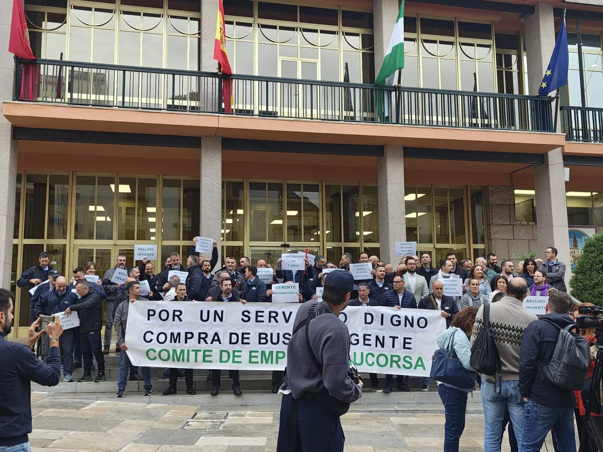 Participantes en una concentración con una pancarta sobre la flota de AUCORSA.