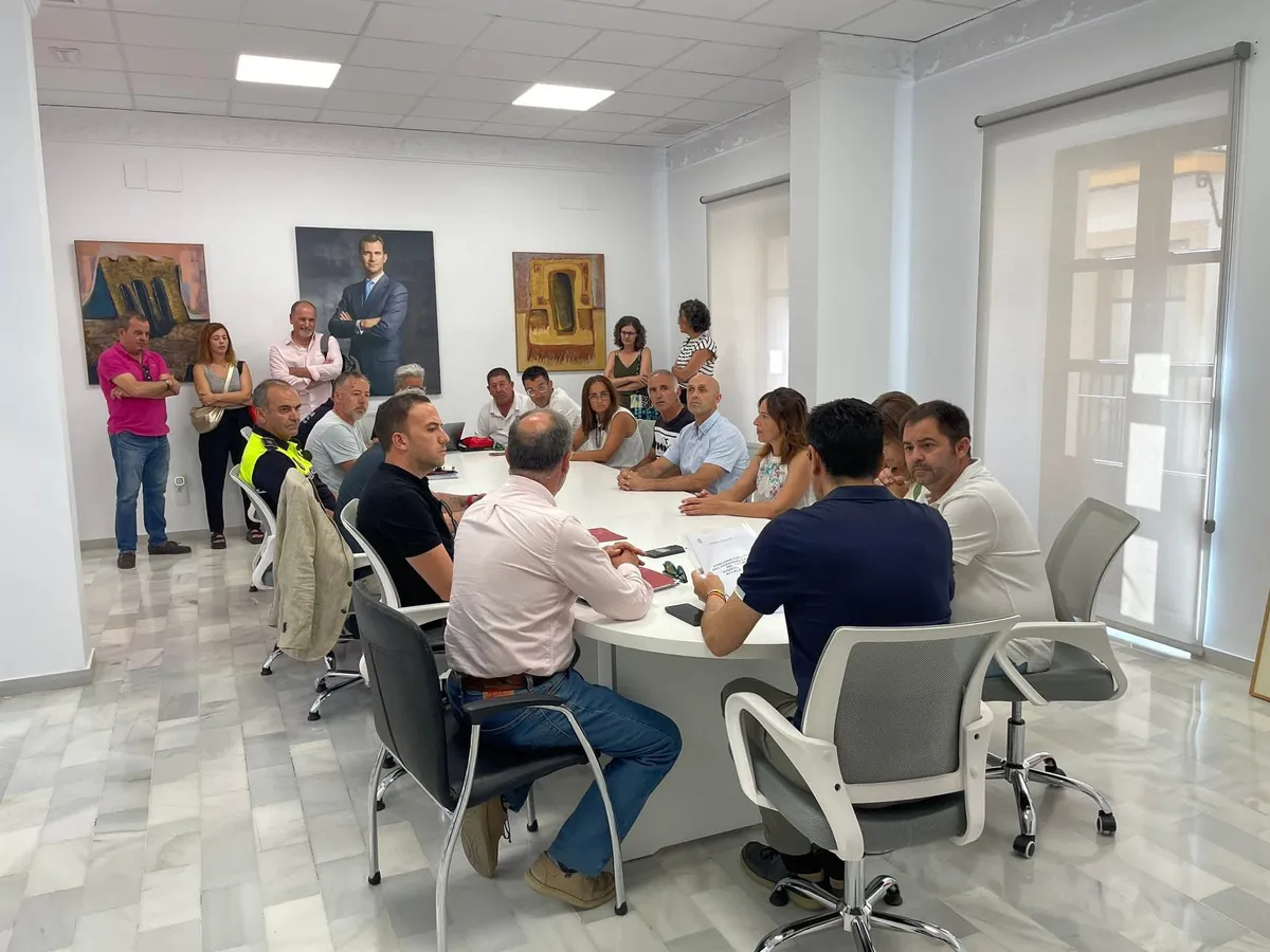 Reunión de representantes sindicales en una sala.