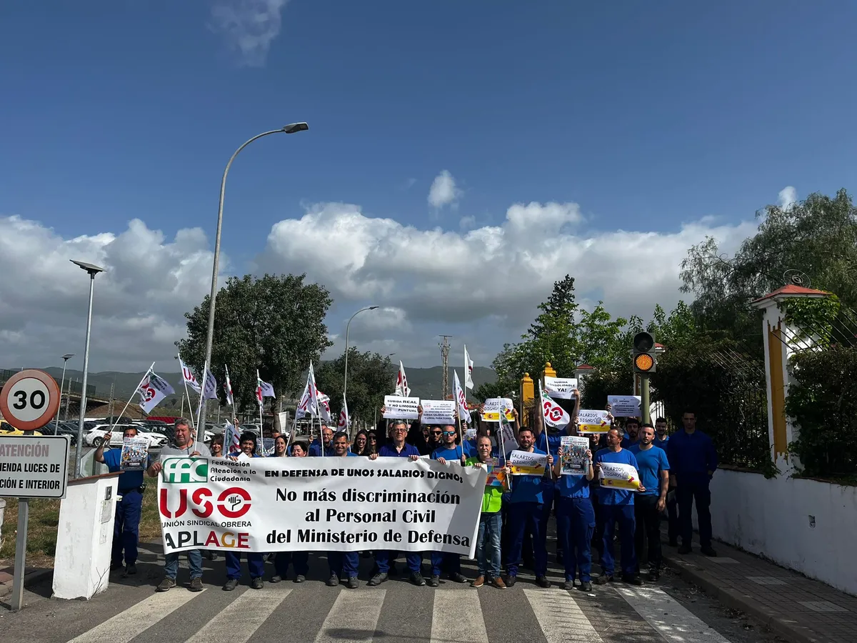Participantes en concentraciones del personal civil de Defensa con pancartas sindicales.