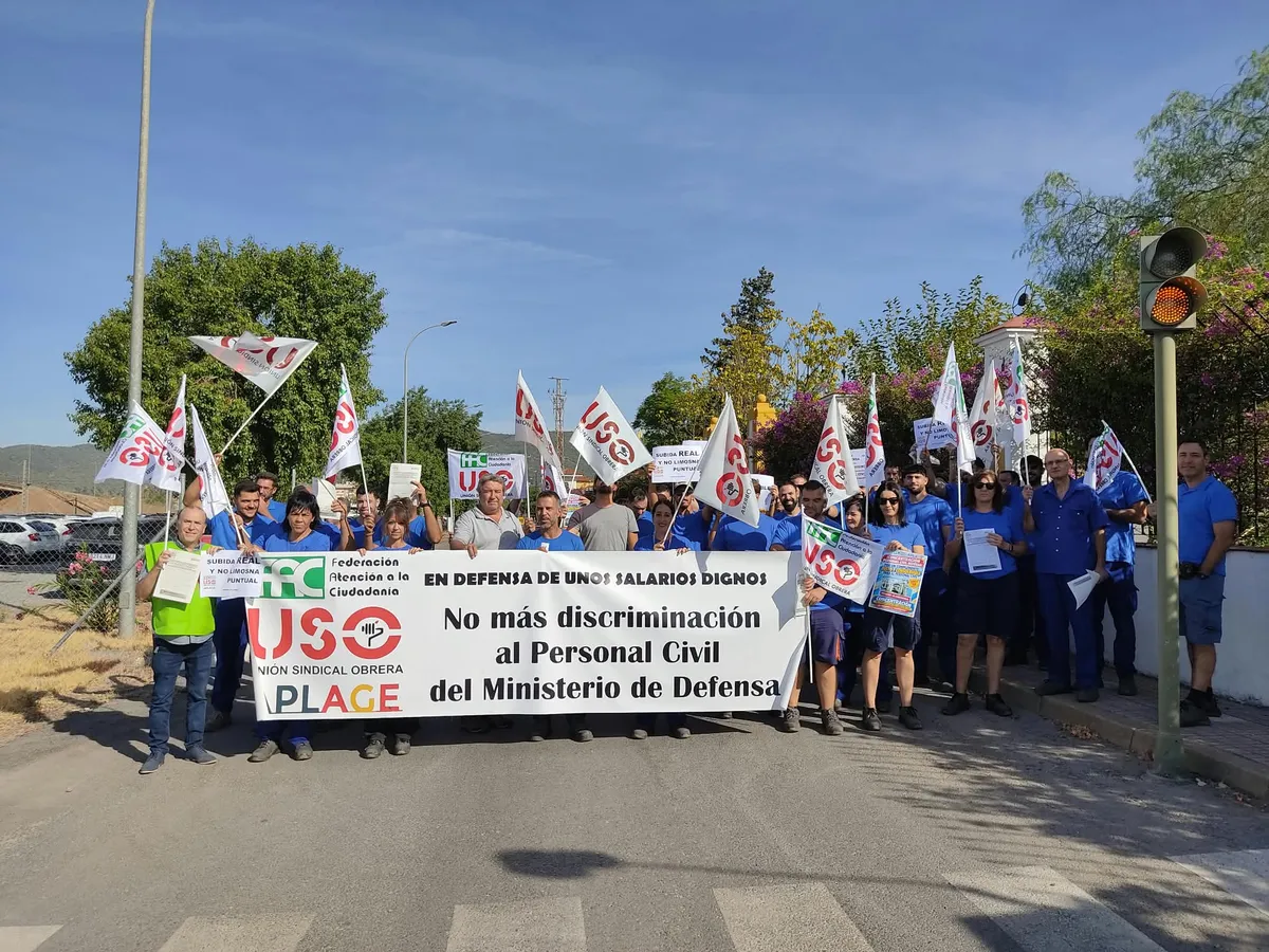 Representantes de USO en una concentración del personal civil de Defensa.